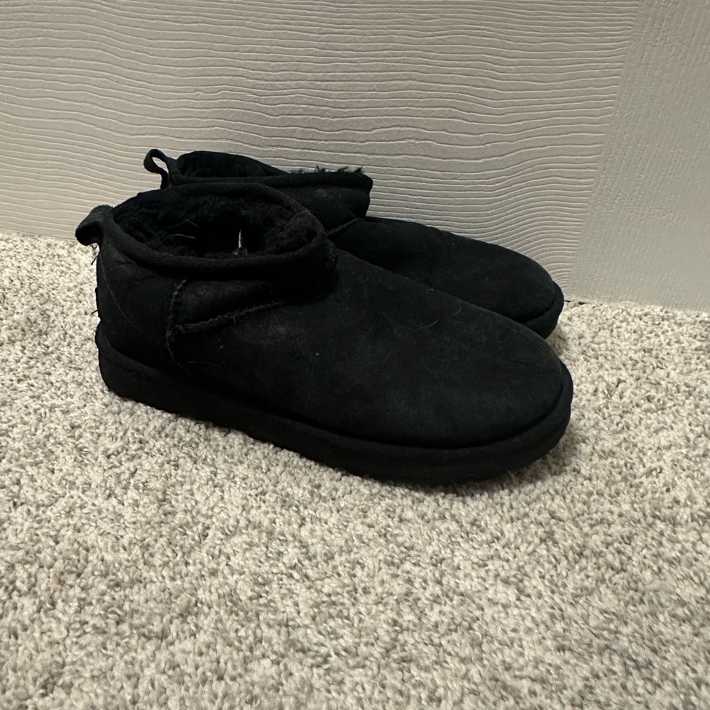 Black ugg minis